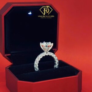 10K White Gold Ring - Exquisite Shimmer